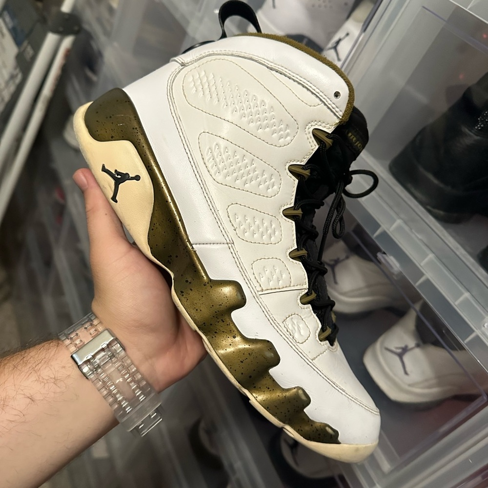 Jordan 9 - Statue